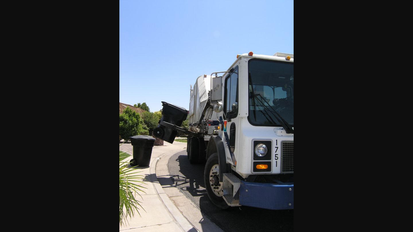 Everett Refuse Truck Serving the Community